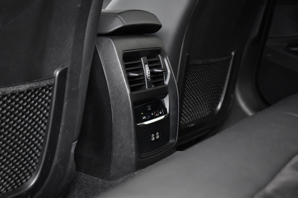 BMW 3 Serie Touring 330e M Sport Individual | Camera | Trekhaak wegkl. | 19'' Velgen | Comfort Access | CarPlay |
