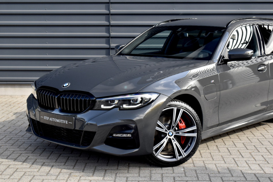 BMW 3 Serie Touring 330e M Sport Individual | Camera | Trekhaak wegkl. | 19'' Velgen | Comfort Access | CarPlay |