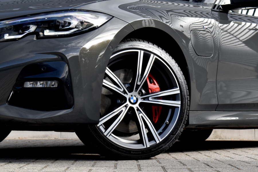 BMW 3 Serie Touring 330e M Sport Individual | Camera | Trekhaak wegkl. | 19'' Velgen | Comfort Access | CarPlay |