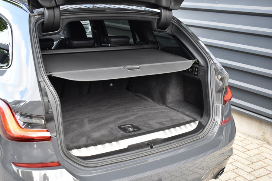 BMW 3 Serie Touring 330e M Sport Individual | Camera | Trekhaak wegkl. | 19'' Velgen | Comfort Access | CarPlay |