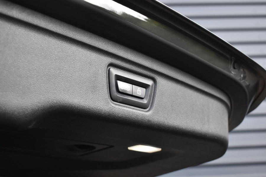 BMW 3 Serie Touring 330e M Sport Individual | Camera | Trekhaak wegkl. | 19'' Velgen | Comfort Access | CarPlay |