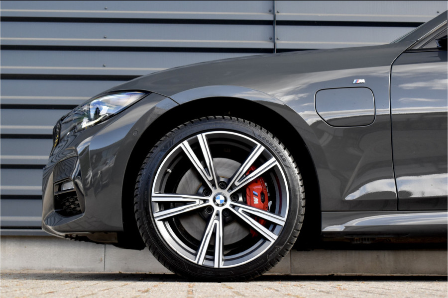 BMW 3 Serie Touring 330e M Sport Individual | Camera | Trekhaak wegkl. | 19'' Velgen | Comfort Access | CarPlay |