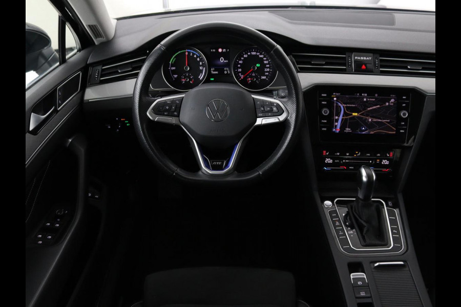 Volkswagen Passat 1.4 TSI GTE | Stoel & stuurverwarming | Camera | Carplay | Trekhaak | Adaptive cruise | Standkachel | Navigatie | Full LED