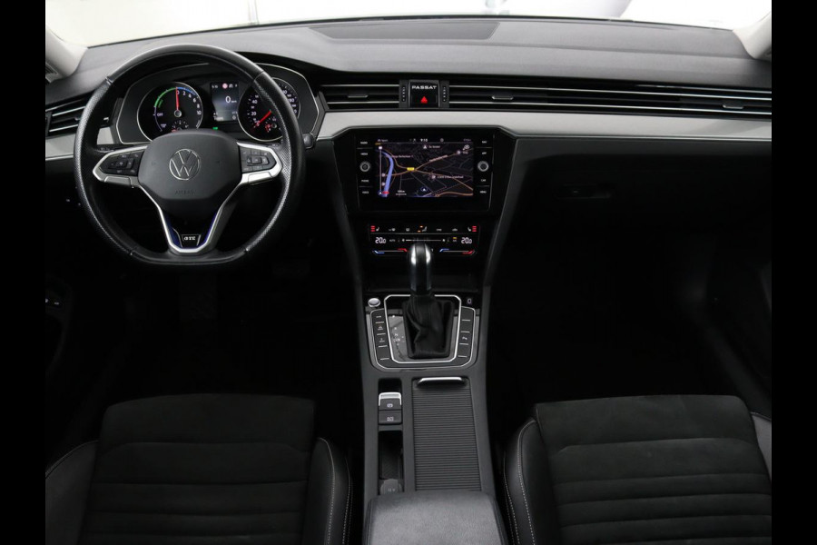Volkswagen Passat 1.4 TSI GTE | Stoel & stuurverwarming | Camera | Carplay | Trekhaak | Adaptive cruise | Standkachel | Navigatie | Full LED
