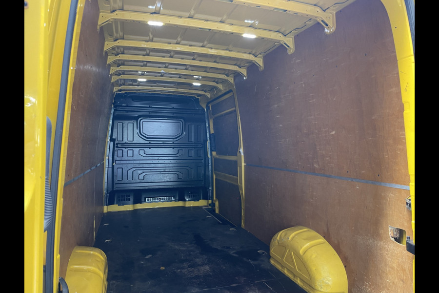Volkswagen Crafter 35 2.0 TDI L4H3 Highline Airco - Cruise control - Achteruitrijcamera - Parkeersensoren - zijschuifdeur rechts - tussenschot volledig - Ideaal voor camper