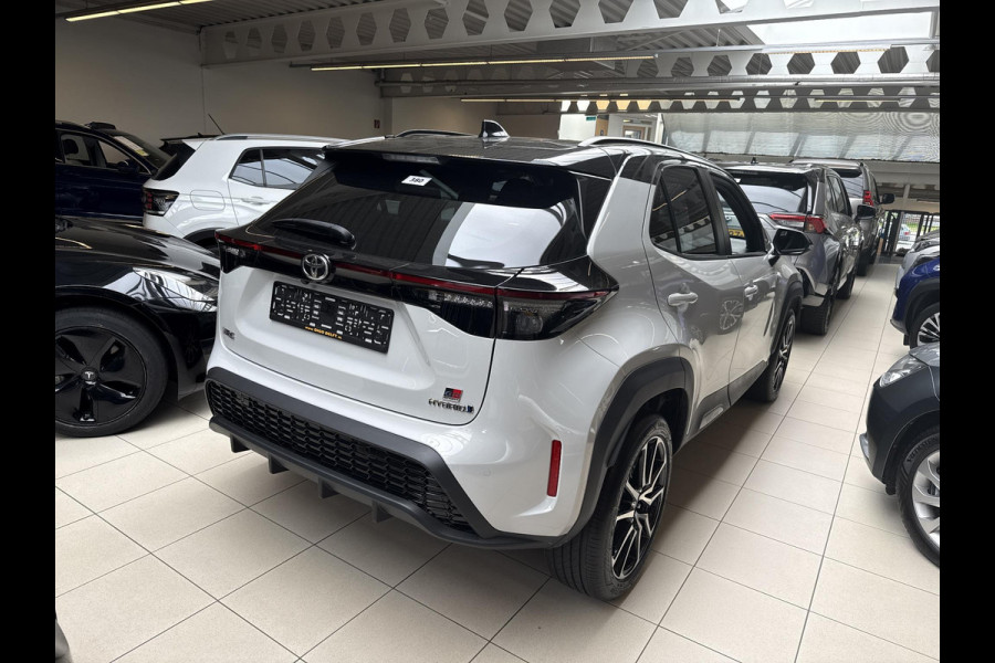 Toyota Yaris Cross 1.5 Hybrid GR Sport | Parkeersensoren Voor & Achter | Stoelverwarming | Draadloos laden |