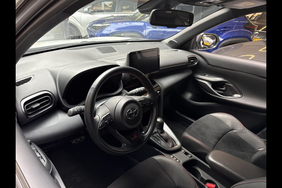 Toyota Yaris Cross 1.5 Hybrid GR Sport | Parkeersensoren Voor & Achter | Stoelverwarming | Draadloos laden |