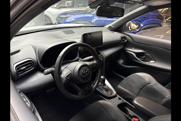 Toyota Yaris Cross 1.5 Hybrid GR Sport | Parkeersensoren Voor & Achter | Stoelverwarming | Draadloos laden |