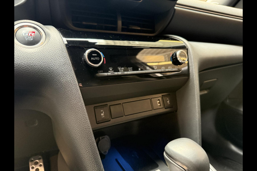 Toyota Yaris Cross 1.5 Hybrid GR Sport | Parkeersensoren Voor & Achter | Stoelverwarming | Draadloos laden |