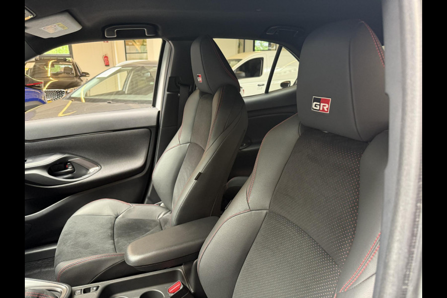 Toyota Yaris Cross 1.5 Hybrid GR Sport | Parkeersensoren Voor & Achter | Stoelverwarming | Draadloos laden |
