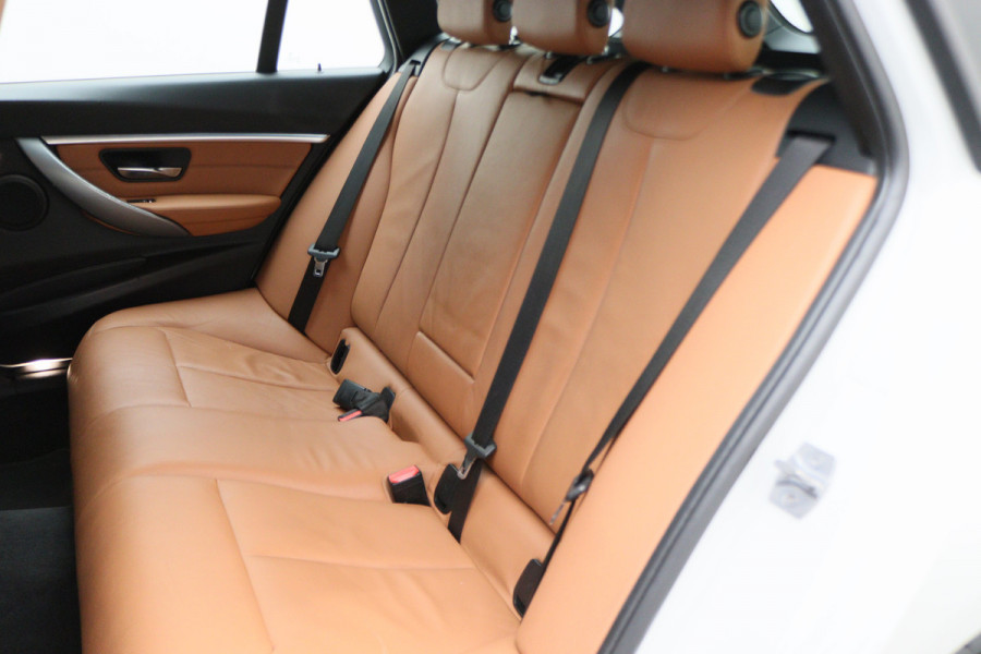 BMW 3 Serie Touring 318i Edition M Sport Shadow Executive Leer, Standkachel, Verwarmde Stoelen, Cruise, Navigatie, Bluetooth, 18''