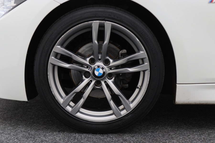 BMW 3 Serie Touring 318i Edition M Sport Shadow Executive Leer, Standkachel, Verwarmde Stoelen, Cruise, Navigatie, Bluetooth, 18''