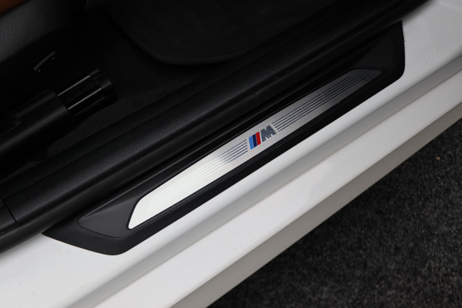 BMW 3 Serie Touring 318i Edition M Sport Shadow Executive Leer, Standkachel, Verwarmde Stoelen, Cruise, Navigatie, Bluetooth, 18''