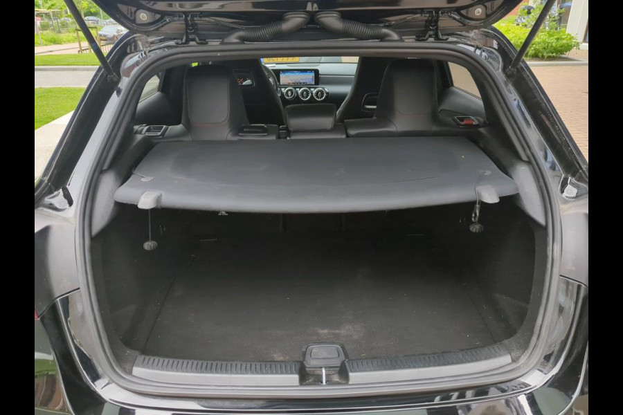 Mercedes-Benz A-Klasse 180 Business Solution AMG NL AUTO | CAMERA | STOELVERW | SFEERVERLICHTING |