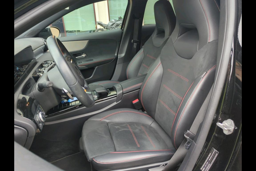 Mercedes-Benz A-Klasse 180 Business Solution AMG NL AUTO | CAMERA | STOELVERW | SFEERVERLICHTING |