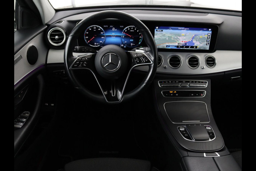 Mercedes-Benz E-Klasse 300e Avantgarde | Adaptive cruise | Trekhaak | Stoelverwarming | Camera | Widescreen | Sfeerverlichting | Half leder | Full LED