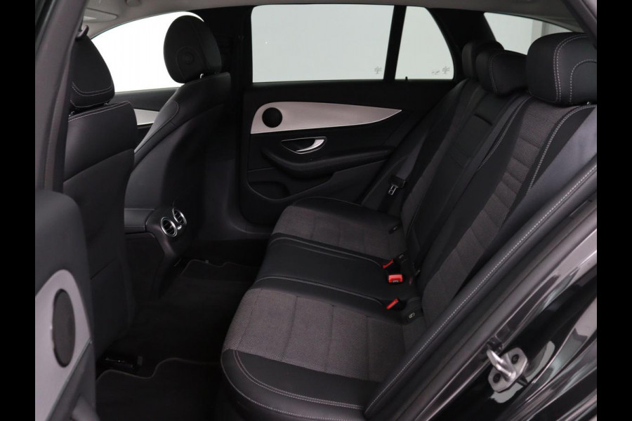 Mercedes-Benz E-Klasse 300e Avantgarde | Adaptive cruise | Trekhaak | Stoelverwarming | Camera | Widescreen | Sfeerverlichting | Half leder | Full LED