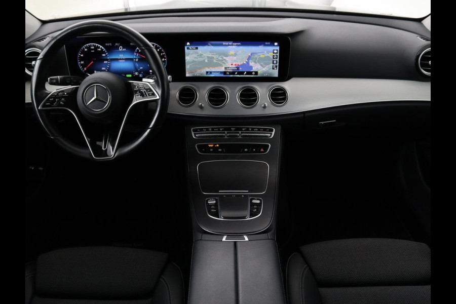 Mercedes-Benz E-Klasse 300e Avantgarde | Adaptive cruise | Trekhaak | Stoelverwarming | Camera | Widescreen | Sfeerverlichting | Half leder | Full LED