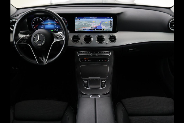 Mercedes-Benz E-Klasse 300e Avantgarde | Adaptive cruise | Trekhaak | Stoelverwarming | Camera | Widescreen | Sfeerverlichting | Half leder | Full LED