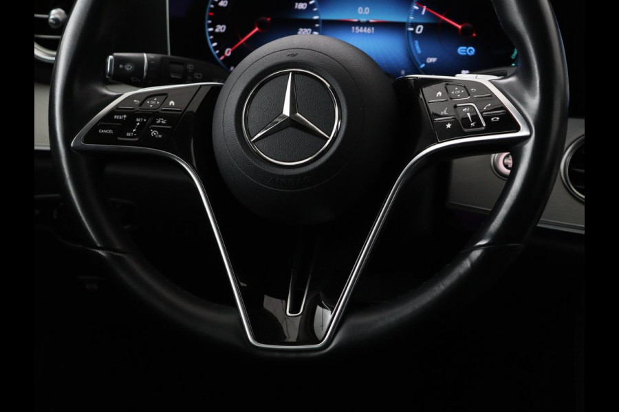Mercedes-Benz E-Klasse 300e Avantgarde | Adaptive cruise | Trekhaak | Stoelverwarming | Camera | Widescreen | Sfeerverlichting | Half leder | Full LED