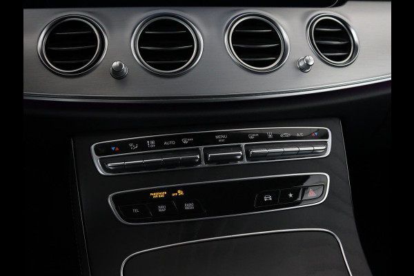Mercedes-Benz E-Klasse 300e Avantgarde | Adaptive cruise | Trekhaak | Stoelverwarming | Camera | Widescreen | Sfeerverlichting | Half leder | Full LED