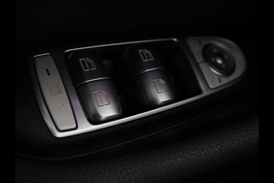 Mercedes-Benz E-Klasse 300e Avantgarde | Adaptive cruise | Trekhaak | Stoelverwarming | Camera | Widescreen | Sfeerverlichting | Half leder | Full LED