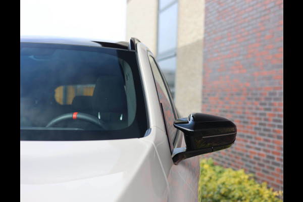 BMW X3 M50 xDrive *Direct leverbaar!*Trekhaak*Pano*IconicGlow*
