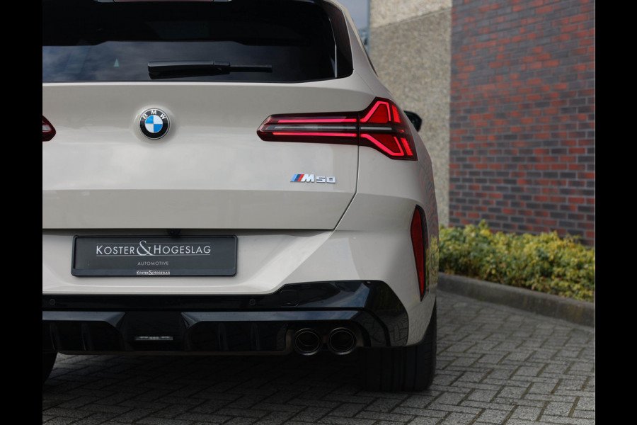 BMW X3 M50 xDrive *Direct leverbaar!*Trekhaak*Pano*IconicGlow*
