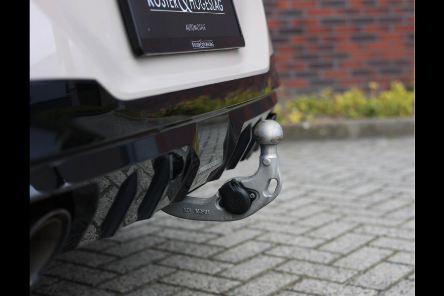 BMW X3 M50 xDrive *Direct leverbaar!*Trekhaak*Pano*IconicGlow*
