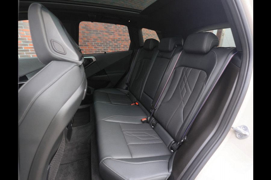 BMW X3 M50 xDrive *Direct leverbaar!*Trekhaak*Pano*IconicGlow*