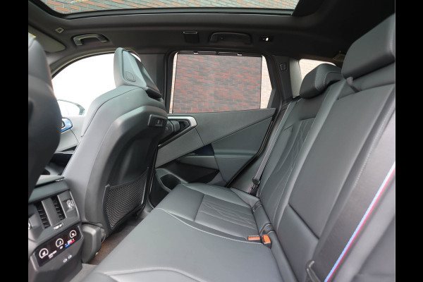 BMW X3 M50 xDrive *Direct leverbaar!*Trekhaak*Pano*IconicGlow*
