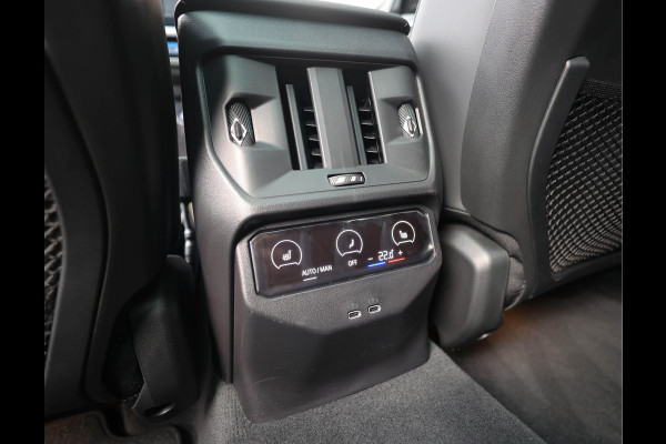 BMW X3 M50 xDrive *Direct leverbaar!*Trekhaak*Pano*IconicGlow*