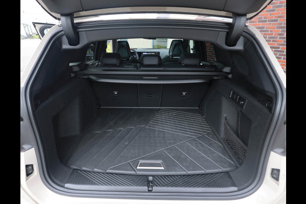 BMW X3 M50 xDrive *Direct leverbaar!*Trekhaak*Pano*IconicGlow*