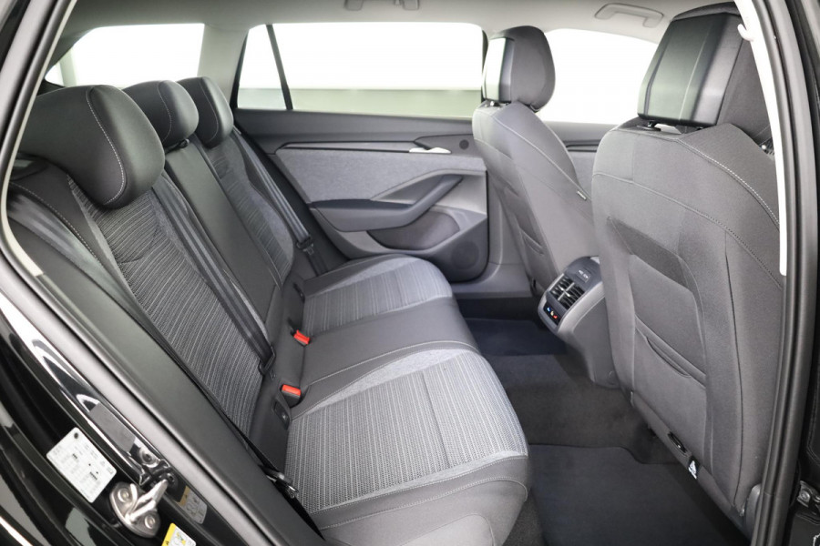Škoda Superb Combi Business Edition 1.5 TSI PHEV 204pk | 19 inch | Elek. + massagestoelen | Stoelverwarming | Adaptive Cruise | Blind Spot | Navigatie | Camera |