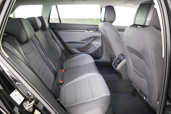 Škoda Superb Combi Business Edition 1.5 TSI PHEV 204pk | 19 inch | Elek. + massagestoelen | Stoelverwarming | Adaptive Cruise | Blind Spot | Navigatie | Camera |