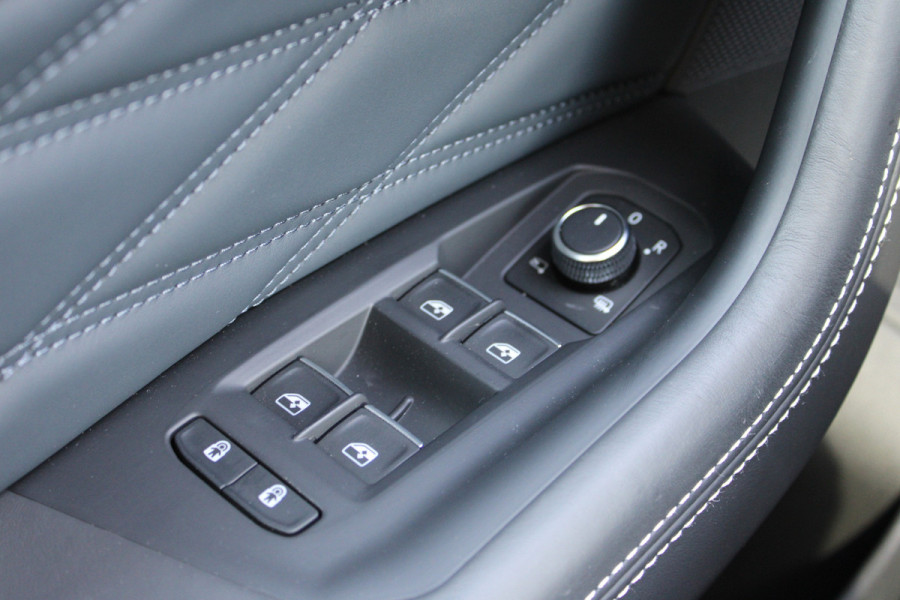 Volkswagen Touareg 3.0 TSi eHybrid 4MOTION Elegance | Massage | Head-Up | Trekhaak | Panoramadak | Compleet!
