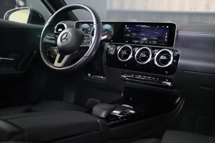 Mercedes-Benz A-Klasse 180 AMG 45 Look / AUT / Cruise Control / Camera / F1 Flippers / Navi / Led / Pdc / Xenon / 20 Inch