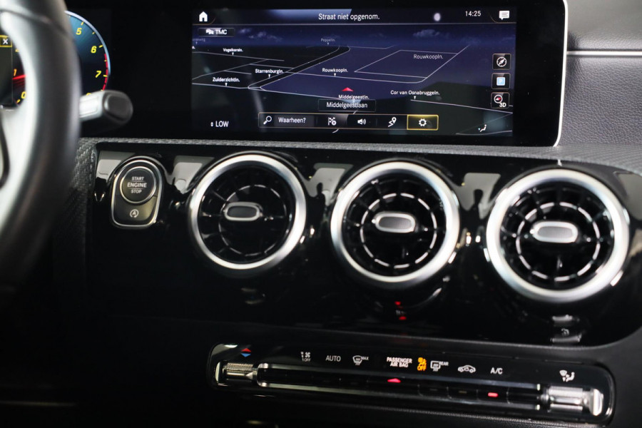 Mercedes-Benz A-Klasse 180 AMG 45 Look / AUT / Cruise Control / Camera / F1 Flippers / Navi / Led / Pdc / Xenon / 20 Inch