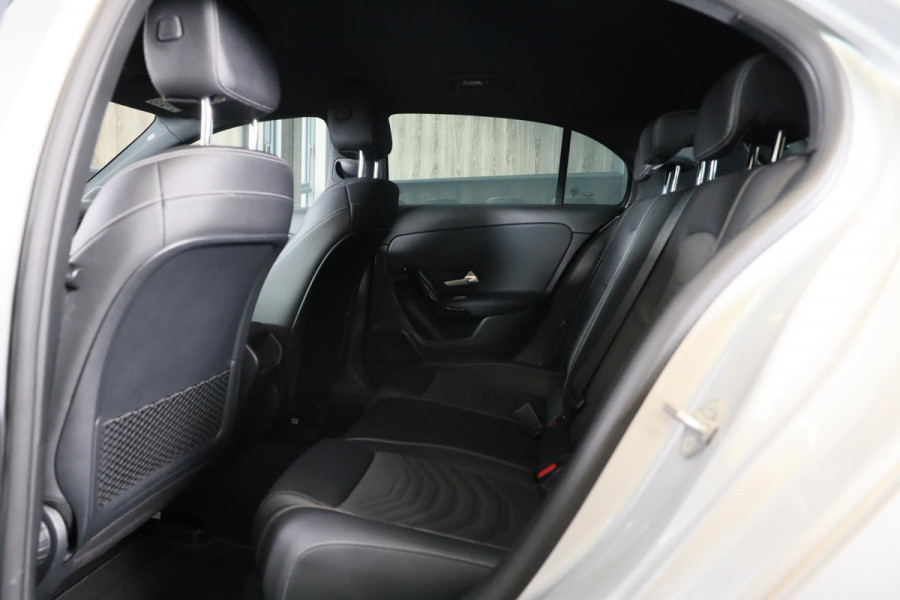 Mercedes-Benz A-Klasse 180 AMG 45 Look / AUT / Cruise Control / Camera / F1 Flippers / Navi / Led / Pdc / Xenon / 20 Inch