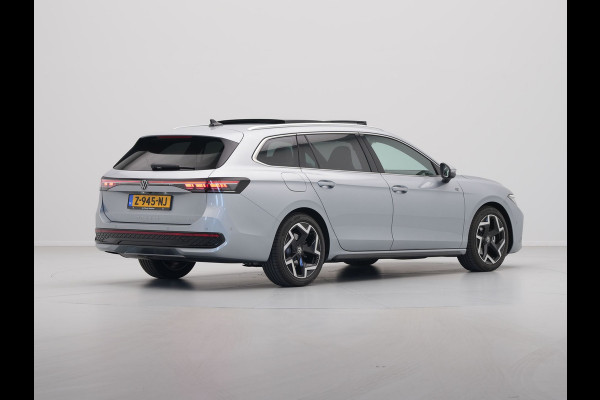 Volkswagen Passat Variant 1.5 eTSI 150pk DSG R-Line Business Panorama Navigatie Trekhaak Camera Carplay Stoelverwarming