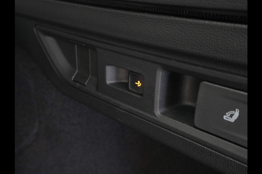 Volkswagen Passat Variant 1.5 eTSI 150pk DSG R-Line Business Panorama Navigatie Trekhaak Camera Carplay Stoelverwarming