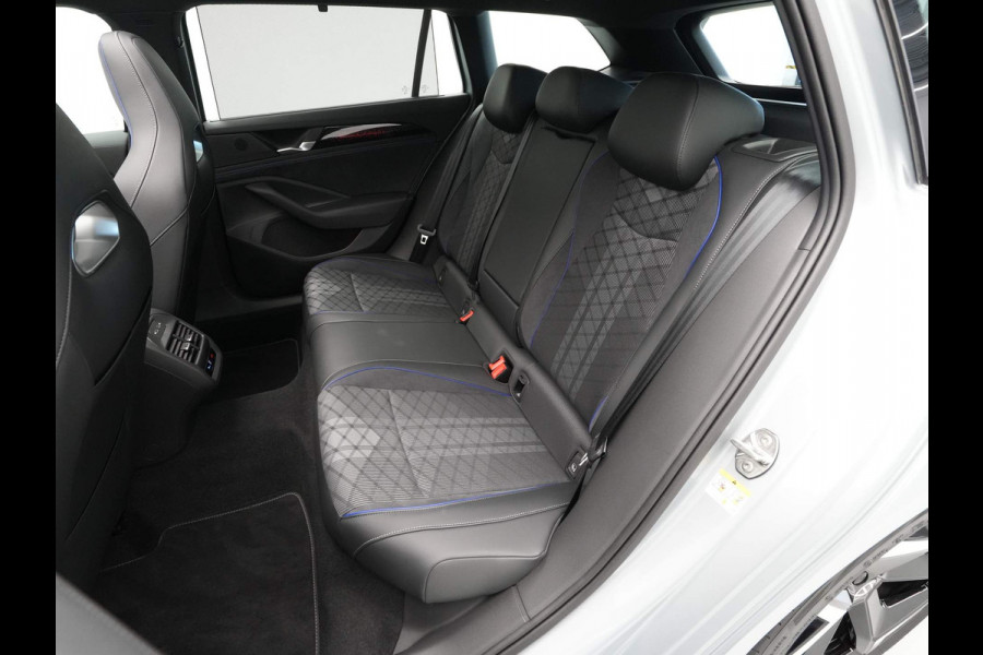 Volkswagen Passat Variant 1.5 eTSI 150pk DSG R-Line Business Panorama Navigatie Trekhaak Camera Carplay Stoelverwarming