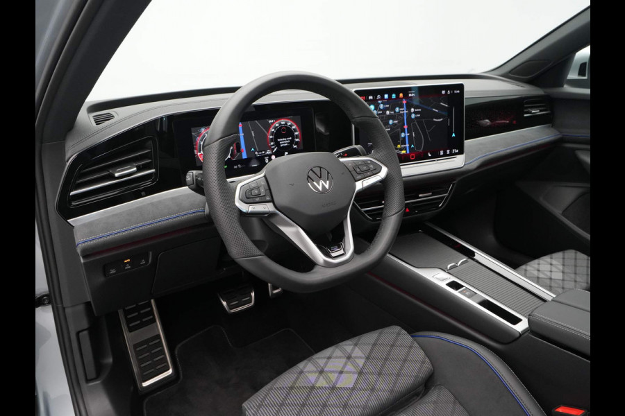 Volkswagen Passat Variant 1.5 eTSI 150pk DSG R-Line Business Panorama Navigatie Trekhaak Camera Carplay Stoelverwarming