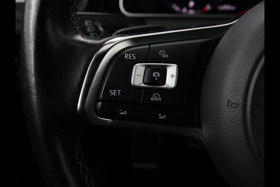 Volkswagen Golf 1.0 TSI R Line | Trekhaak | Stoelverwarming | Adaptive cruise | Carplay | Full LED | Active Info Display | PDC | Climate control