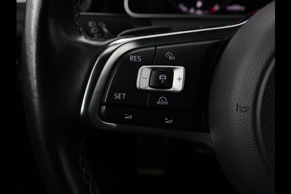Volkswagen Golf 1.0 TSI R Line | Trekhaak | Stoelverwarming | Adaptive cruise | Carplay | Full LED | Active Info Display | PDC | Climate control