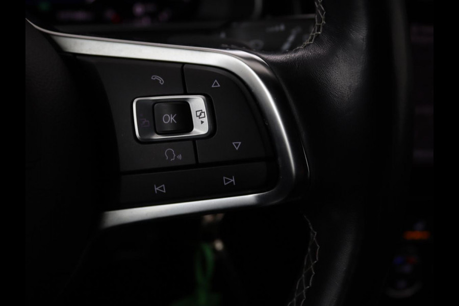 Volkswagen Golf 1.0 TSI R Line | Trekhaak | Stoelverwarming | Adaptive cruise | Carplay | Full LED | Active Info Display | PDC | Climate control