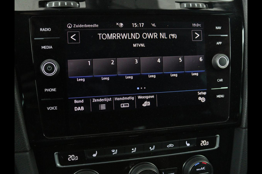 Volkswagen Golf 1.0 TSI R Line | Trekhaak | Stoelverwarming | Adaptive cruise | Carplay | Full LED | Active Info Display | PDC | Climate control