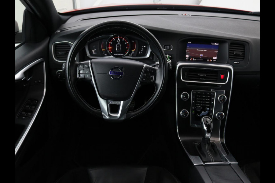 Volvo V60 2.0 T4 Sport | Stoelverwarming | Trekhaak | Xenon | Navigatie | Leder/Alcantara | PDC | Climate control | Cruise control | Bluetooth