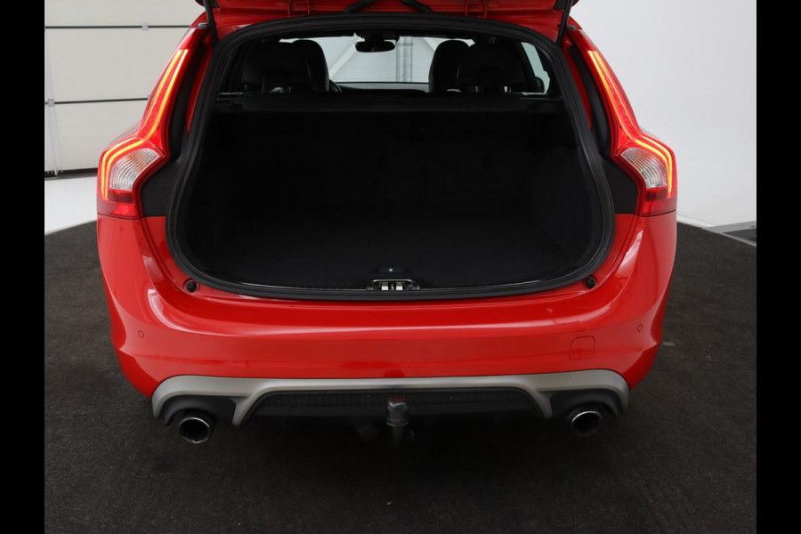 Volvo V60 2.0 T4 Sport | Stoelverwarming | Trekhaak | Xenon | Navigatie | Leder/Alcantara | PDC | Climate control | Cruise control | Bluetooth
