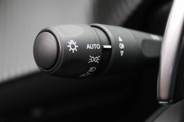Peugeot 2008 1.2 Hybrid 136 Allure Climate, ACC, Camera Voor & Achter, Apple Carplay, LED, PDC, 17''